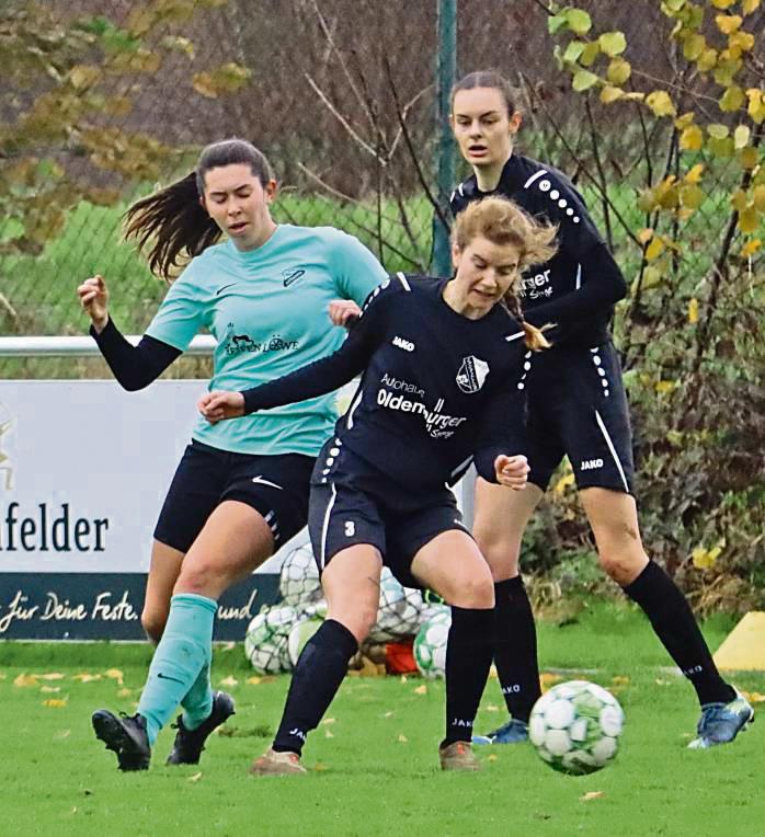 Kurzen Prozess mit Gegner Enger machten die Stirper Frauen (helle Trikots) , die nach einer starken ersten Halbzeit bereits mit 5:0 führten. Am Ende hieß es dann 8:2. Foto: Feichtinger