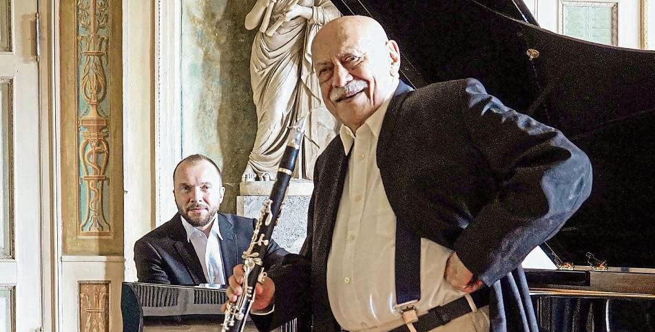 Giora Feidman und Vytis Sakuras treten in Liesborn als Giora Feidman Duo auf. Derzeit ist der 88-jährige Klarinettist auf „Revolution der Liebe“-Tournee. Foto: Montazer