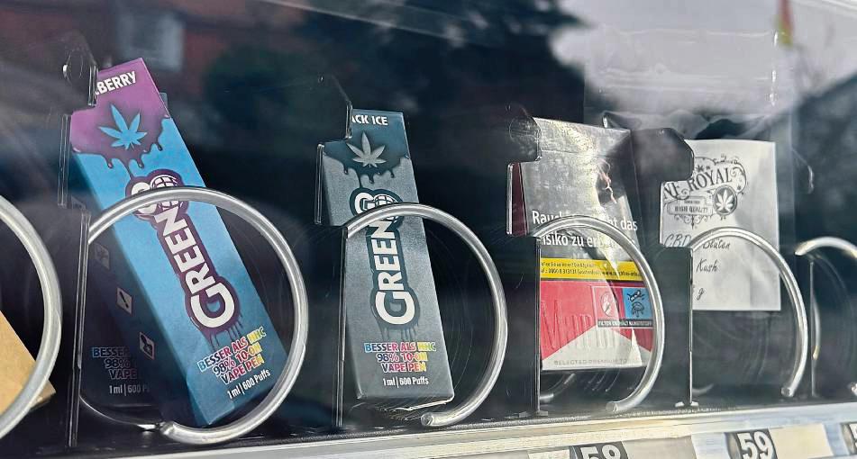 Neben E-Zigaretten (Vapes) mit 10-OH-Wirkstoff bietet der Automat auch sogenannte CBD-Blüten zum Rauchen an. Der Wirkstoff CBD löst aber keinen Rausch aus. Foto: N. Wissing