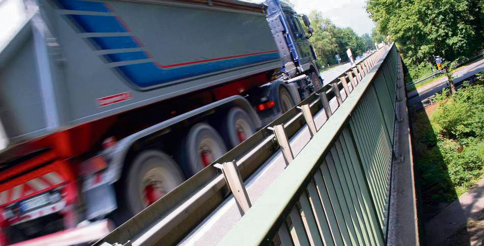 Bumm, brumm: Auf den heutigen Verkehr waren die Brücken früher nicht ausgelegt. Die Margaretenseebrücke wird inzwischen komplett ersetzt. Archivfoto: Niggenaber