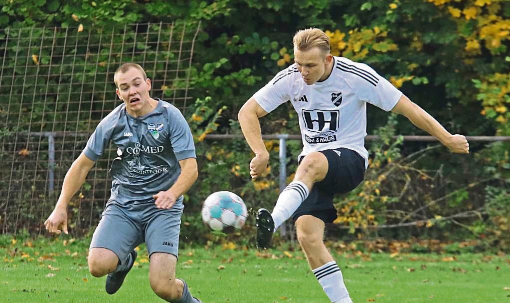 Tabellenführer SuS Störmede (in Weiß) gelang ein knapper 2:1-Erfolg gegen die SG Oestereiden/Effeln/Menzel. Foto: Heinke