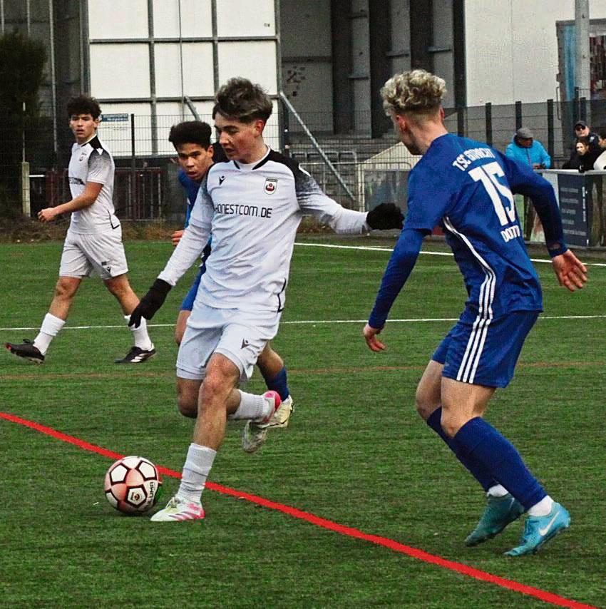 Die A-Junioren des SV Lippstadt (in Weiß) starteten in der Westfalenliga mit einem 3:2-Sieg gegen Eintracht Dortmund ins Fußballjahr 2025. Foto: Dannhausen