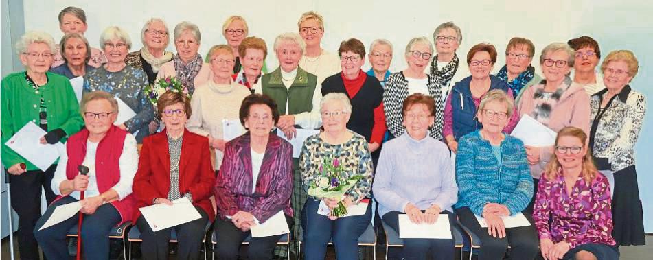 Bianca Bußmann (knieend r.) und Kornelia Volmer (stehend 3. v. l.) dankten den Jubilarinnen sowie den ausscheidenden Mitarbeiterinnen im Besuchsdienst Irmgard Gerwin (sitzend M.) und Marlies Schmidt (stehend, 6. v. l.).