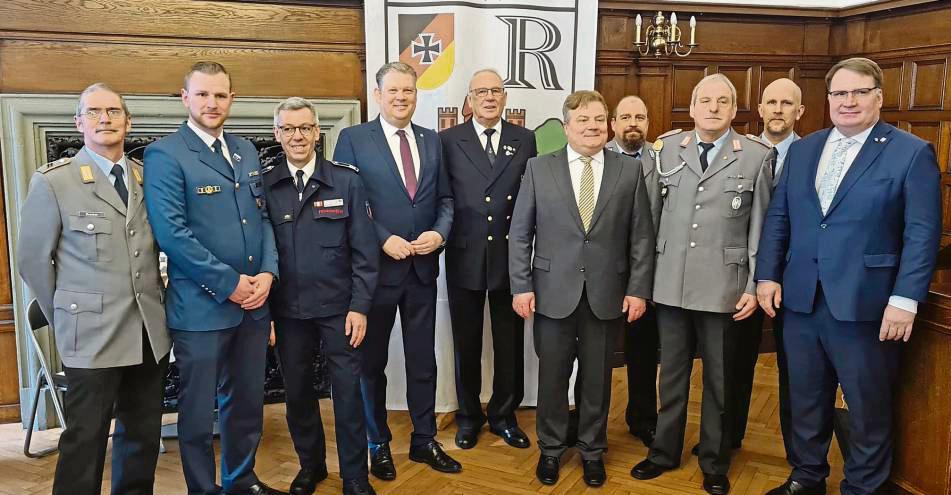 Neujahrsempfang der Reservistenkameradschaft im Rathaus (v.l.): Peter Buscher, Oliver Hesse, Martin Nikolic, Jörg Blöming, Heinz Struwe, Arne Moritz, Thorsten Fromme, Eckhard Schulze-Dasbeck, Thomas Hölscher und Markus Patzke.