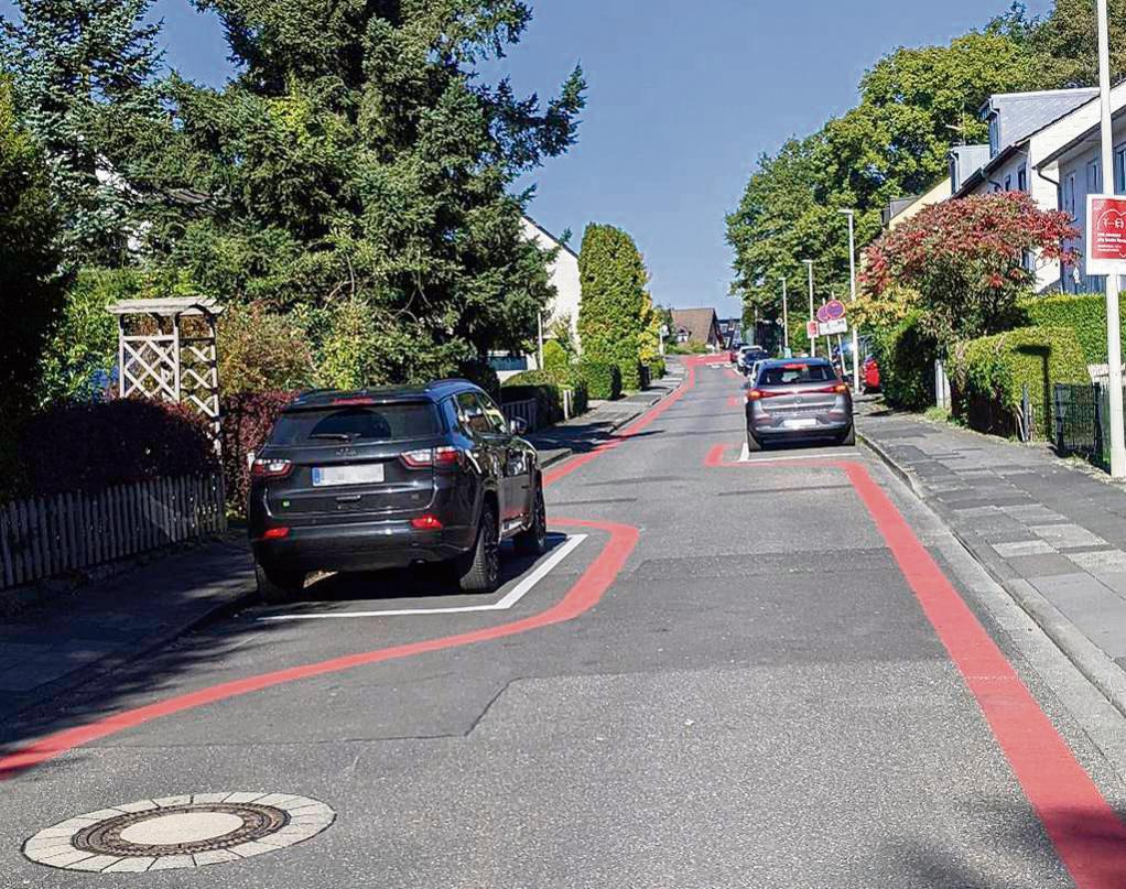 Beispiel der Fahrradstraße in Bonn: Parkplätze werden mit roter Farbe abgegrenzt.