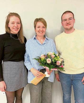 Für ihr Engagement dankten Marlen Hüske (l.) und Jonathan Blecke Ex-Geschäftsführerin Regina Arens. Foto: Kloer