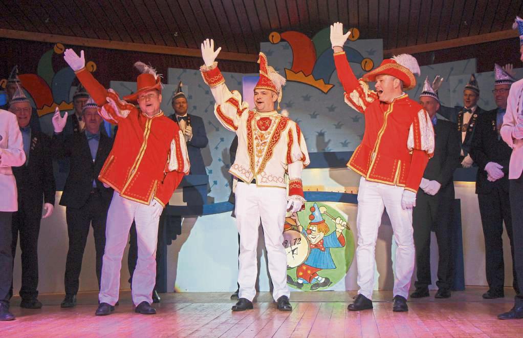 Neuer Regent des Effelner Karnevals: Prinz Rainer I. aus dem Hause Grüne mit seinen Pagen Frank Buschkühl (r.) und Martin Busch. Fotos: Löseke