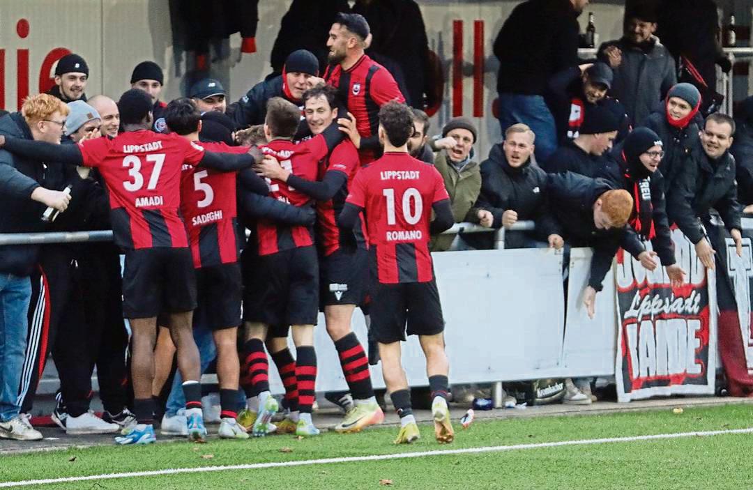 Die Oberliga-Fußballer des SV Lippstadt jubeln wieder: Zusammen mit den Fans feierten sie den souveränen 3:0-Auswärtserfolg bei der SG Finnentrop/Bamenohl. Es war der dritte Sieg in Folge für die Schwarz-Roten. Fotos: Lütkehaus