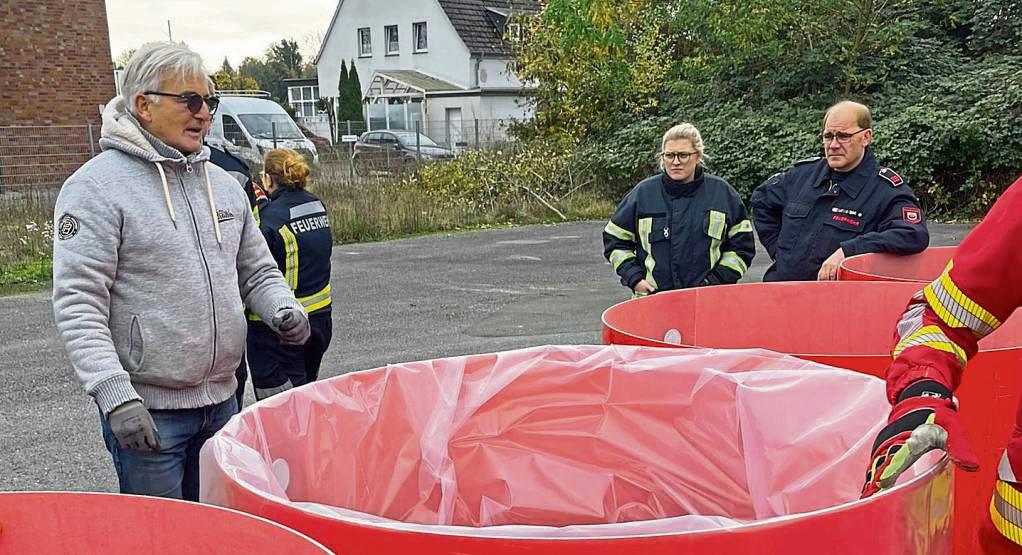 Bei einem Spezialseminar haben sich Feuerwehrleute aus Anröchte, Geseke, Lippstadt, Rüthen und Warstein richtig in die Materie vertieft. Fotos: Feuerwehr