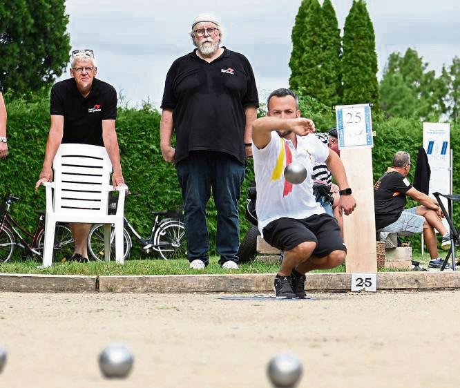 Der Boulesport, wie hier in Geseke, liegt voll im Trend. Da ist nichts mal eben mit einer ruhigen Kugel schieben. Welches Sportangebot wünschen Sie sich für ihren Heimatort? Machen Sie mit im Rahmen unserer Aktion „Heimatwünsche“ und gewinnen Sie! Foto: Tuschen