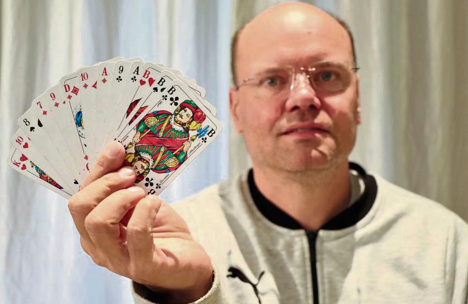 Stets ein gutes Blatt: Seit er zehn Jahre alt ist, spielt Daniel Alsleben Skat. Nun will der Horner auch andere für sein Hobby begeistern und einen Club gründen. Foto: Dietz