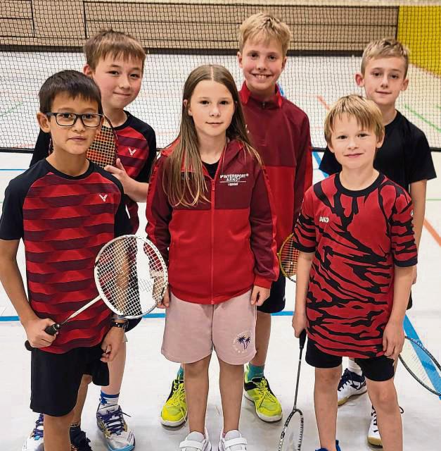 Unaufhaltsam stürmte das U11-Badmintonteam des 1. BV Teutonia mit (v.l.) Simon Kern, Felix Czoske, Nicolina Kuchenbäcker, Noah Winkelnkemper, Nikolaus Kuchenbäcker und Noah Matis in der Liga auf Rang eins.