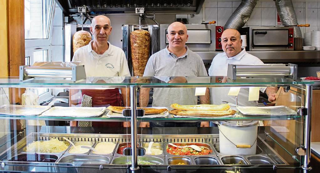 Kema, Mahmut und Ali Gündogan freuen sich, dass Cappadocia zur beliebtesten Dönerbude im Kreis Soest gewählt wurde. Foto: Mintert