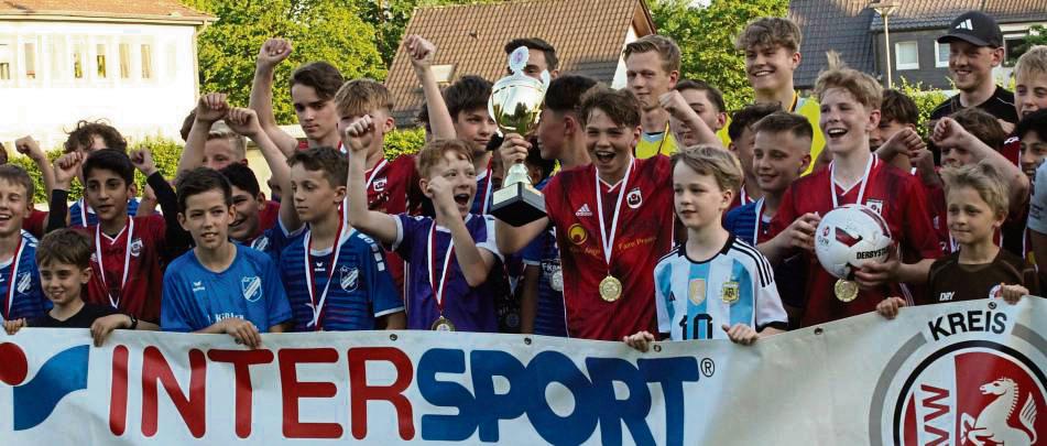 Gemeinsam ließen sich Pokalgewinner SV Lippstadt und der unterlegene Finalist BW Lipperbruch bei der Siegerehrung feiern. Fotos: Dannhausen
