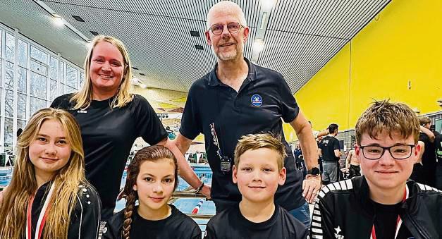 Auf Medaillenjagd in Dortmund (v.v.l.): Angelina Below, Frida Cedrola, Nick Silling, Max Zimmermann. Es fehlt: Luca Hosselmann. Hinten: Die beiden Trainer Sabine Andermahr und Hans-Jürgen Brink.