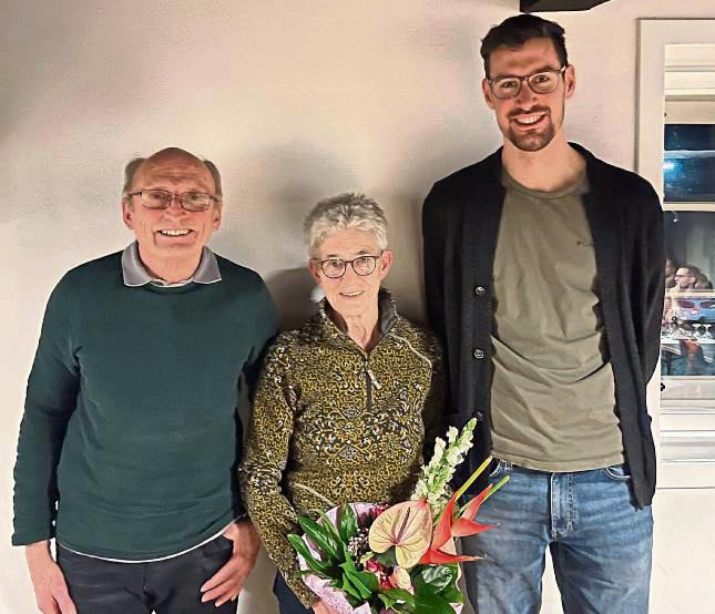 Verabschiedungen: Franz Grawe (l.), Leichtathletik-Abteilungsleiter beim TSV Rüthen, dankte der ausscheidenden Kassiererin Gisela Ring. Spitzenathlet Tobias Herrmann (r.) verlässt den TSV ebenfalls und wechselt zum LC Paderborn.