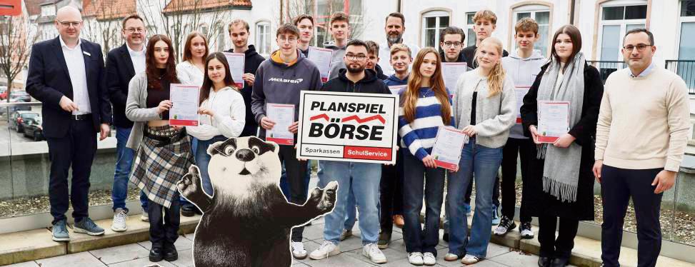 Jubel mit dem Dachs: Michael Arens (l.) überreichte Lippstädter Gruppen reale Preisgelder.