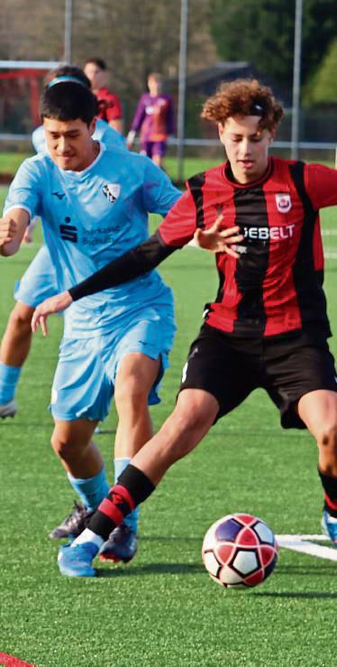 Die B-Junioren des SV Lippstadt (in Schwarz-Rot) hatten im Westfalenpokal Mühe, in die nächste Runde einzuziehen. Foto: Feichtinger