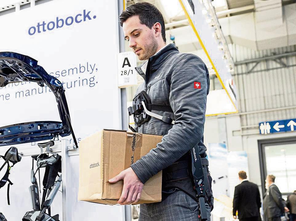 Abfertigungs-Assistenz: Am Flughafen Paderborn-Lippstadt haben Mitarbeiter des Bodenpersonals ein solches Exoskelett getestet. Foto: dpa