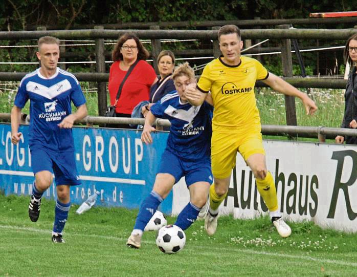 Auf eine schwächere erste folgte eine sehr gute zweite Halbzeit: Philipp Köster (r.) und der SuS Bad Westernkotten gewannen das Testspiel in Westenholz mit 4:1. Fotos: Schlink