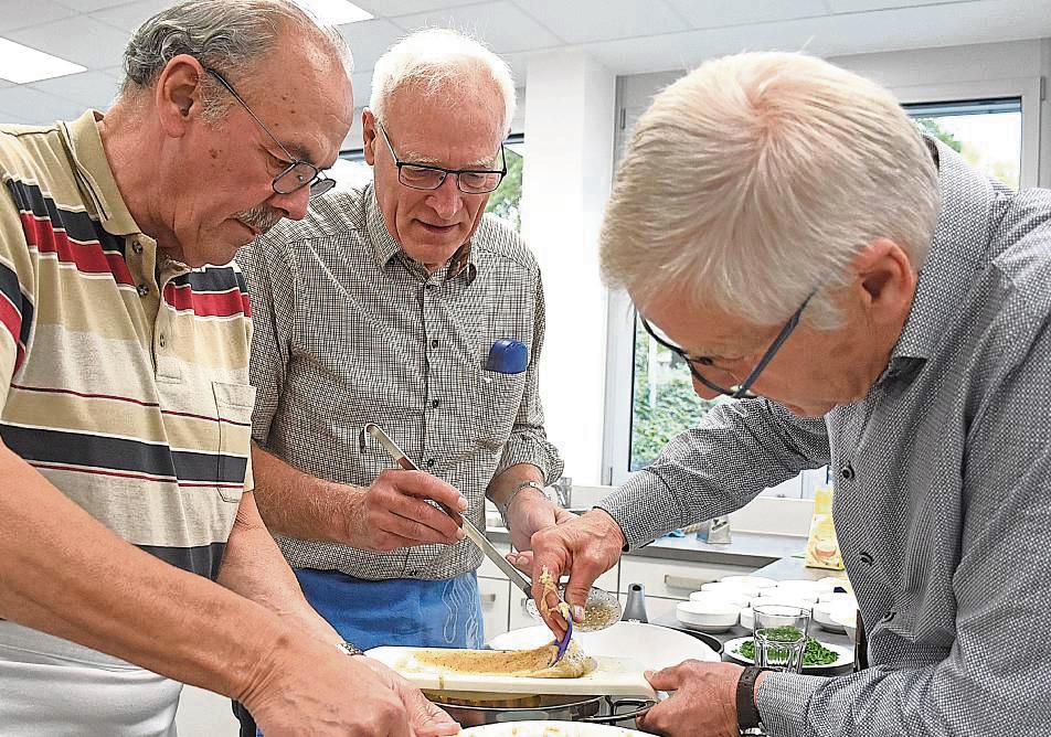 Die Nussspätzle erweisen sich als ziemlich zähe Angelegenheit. Fotos: Giannakis