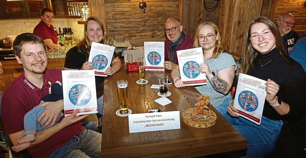 Der Karnevalsclub verteilte in der Wirttstube seinen „Bockschuss“. Foto: Kloer