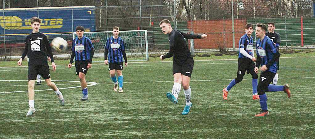 Auf das Topspiel beim SC Lippstadt stimmte sich die A-Jugend der JSG Rüthen (in Schwarz) mit einem 7:0-Kantersieg bei der JSG Ehringhausen (in Schwarz-Blau) ein, die am Samstag bei der JSG Hörste-Garfeln zu Gast ist. Foto: Dannhausen