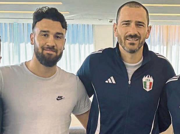 Den kennt man doch: Mit der italienischen Fußballlegende Leonardo Bonucci (früher Juventus Turin und Union Berlin) ließ sich Hasan Dere (l.), Mittelfeldspieler des SV Lippstadt, während des Kings Cup in Italien ablichten.