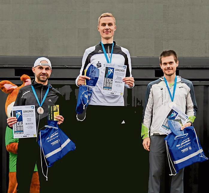 Glückliche Gewinner des 10-Kilometer-Laufs (v.l.): Patrick Jazwiec (Delbrück läuft), Matthias Gravendyk (Gymnasium Antonianum Geseke) und Erik Peters (Laufladen Endspurt Running Team).