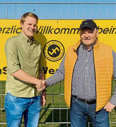 Willkommen im Kurort: SuS-Chef Franz-Josef Mintert (r.) begrüßt den neuen Reserve-Coach Jens Bertels.