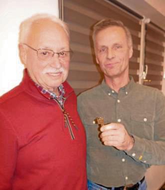 Christian Quill (r.) erhält von Helmut Hoffmeier den Hallenschlüssel. Foto: Priesnitz