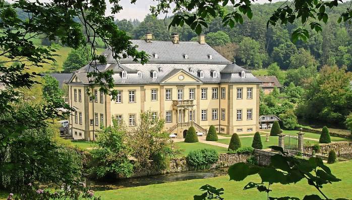 10 Kilometer lang ist die „Schlossroute“, die am Wasserschloss Körtlinghausen entlang führt. Archivfoto: Schönhense.