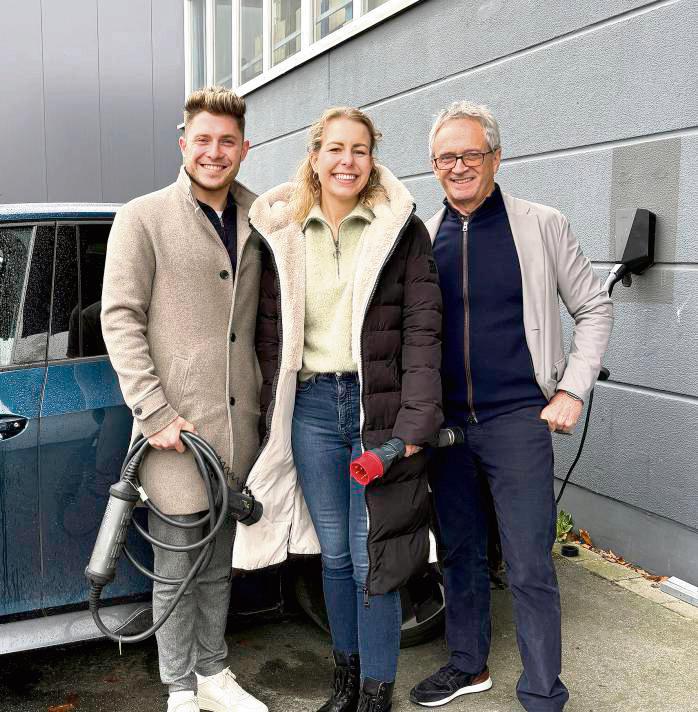 Die Überzeugung für E-Mobilität sorgte im Betrieb von Günther Ostkamp (r.) dafür, dass schon vor geraumer Zeit ein Konzept für eine mobile Wallbox entwickelt wurde. Hier zeigen Tom und Alina Glauner einige der Komponenten.