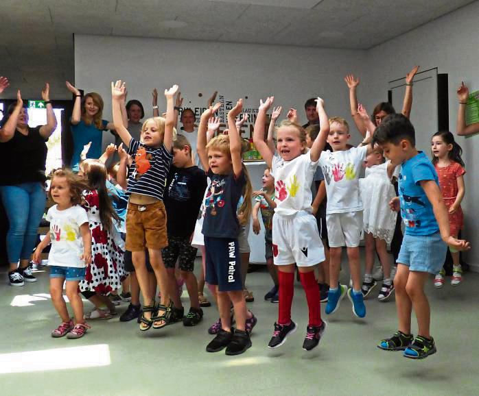 Die Kinder vom Kindergarten Rabennest begeisterten mit einer Tanzvorführung bei der Eröffnungsfeier. Fotos: tissen