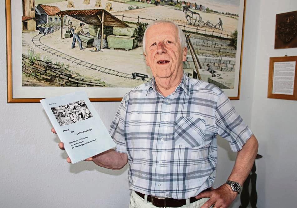 Der Anröchter Heimatforscher Rudi Fischer hat das Buch „Steine, Not und Bombenleger“ geschrieben. Beim Steinfest will es der Heimatverein offiziell vorstellen. Foto: Meschede