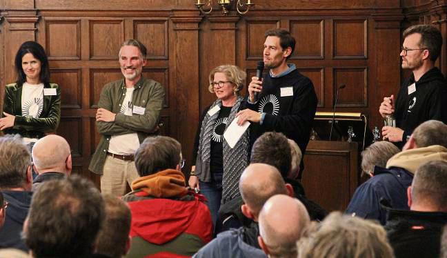 Gut gelaunt vor vollem Haus: Das Lippestrom-Team stand am Mittwochabend im Rathaussaal Rede und Antwort. Foto: Puls