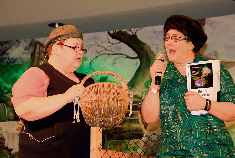 Ulrike Groove und Andrea Herbert sind „Die freundlichen Nachbarinnen“. Das Foto zeigt sie im Jahr 2016 in der Bütt. Archivfoto: Behrend