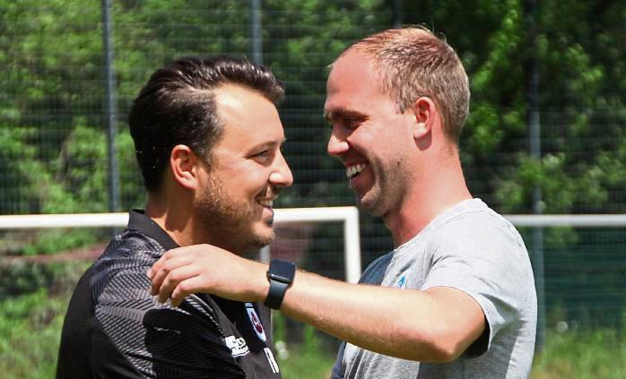 Man kennt sich – Lippstadts Trainer Felix Bechtold (l.) und Fabian Lübbers von den Sportfreunden Lotte. Das letzte Duell beider Vereine im Juni 2024 in Lippstadt gewann Lotte mit 3:1. Foto: Heinke