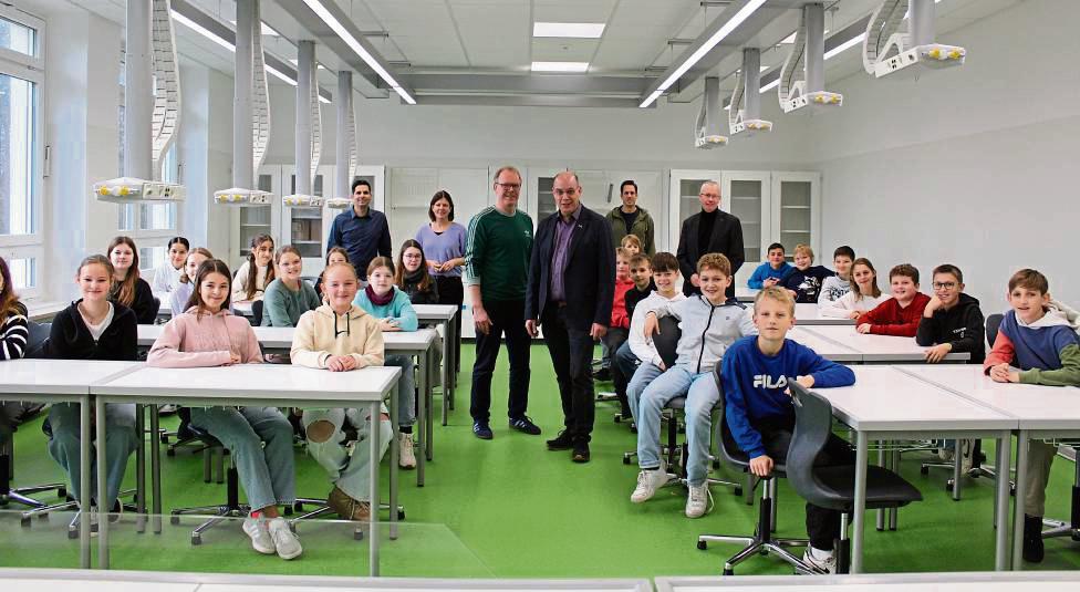 Die Stadt und das Friedrich-Spee-Gymnasium präsentieren den neuen Raum für Naturwissenschaften. Fotos: Mintert