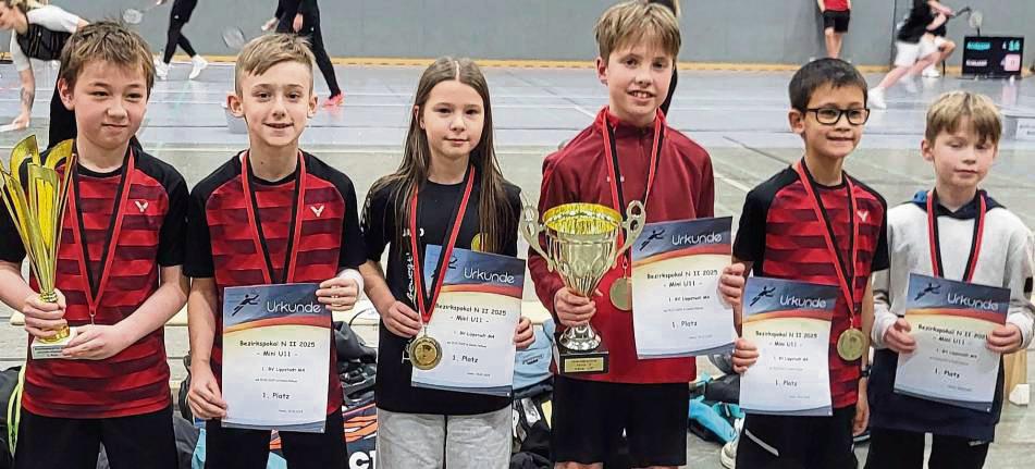 So sehen Sieger aus (v.l.): Felix Czoske, Noah Matis, Nicolina Kuchenbäcker, Noah Winkelnkemper, Simon Kern und Nikolaus Kuchenbäcker sind ein starkes Badminton-Team.