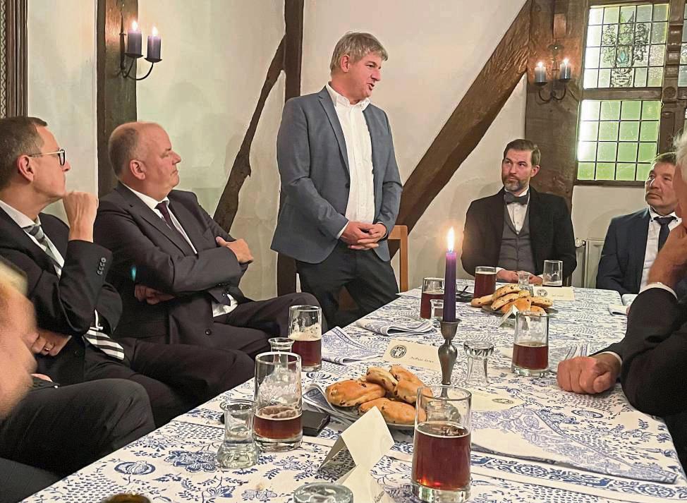 Gesekes Bürgermeister Remco van der Velden (M.) referierte beim Metzgeramt.