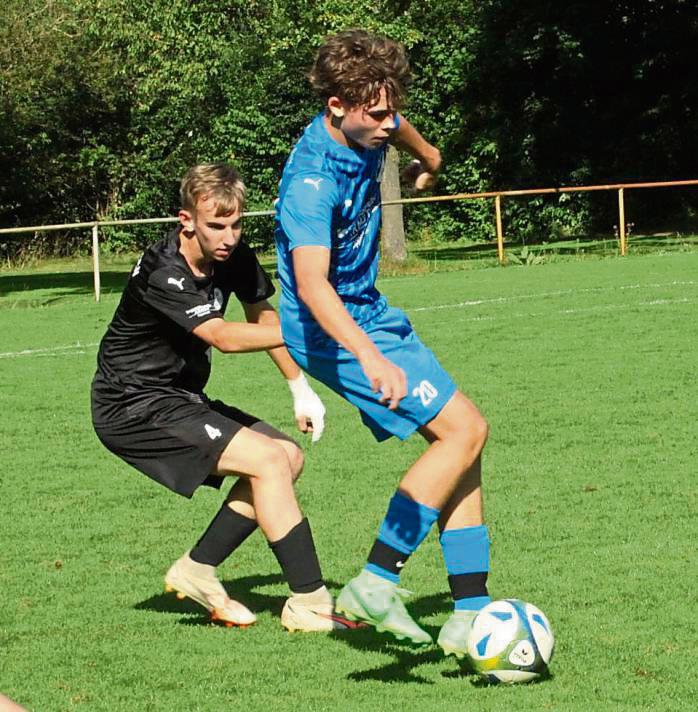 Die A-Junioren des SC Lippstadt (in Blau) ließen beim 5:0 gegen die JSG Overhagen nichts anbrennen. Ein Geschenk der Gäste leitete den Sieg der Platzherren ein. Foto: Dannhausen