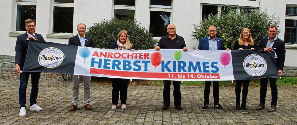 Marktmeister Ralf Schulte (4.v.l.), Klaus Wallenborn (.) und Bürgermeister Alfred Schmidt (5.v.l.) stellten das Programm für die Anröchter Herbstkirmes vor. Foto: Meschede