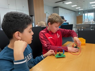Osama und Luca finden heraus, wie ein Stromkreis funktioniert. Foto: Grundschule St. Marien Geseke