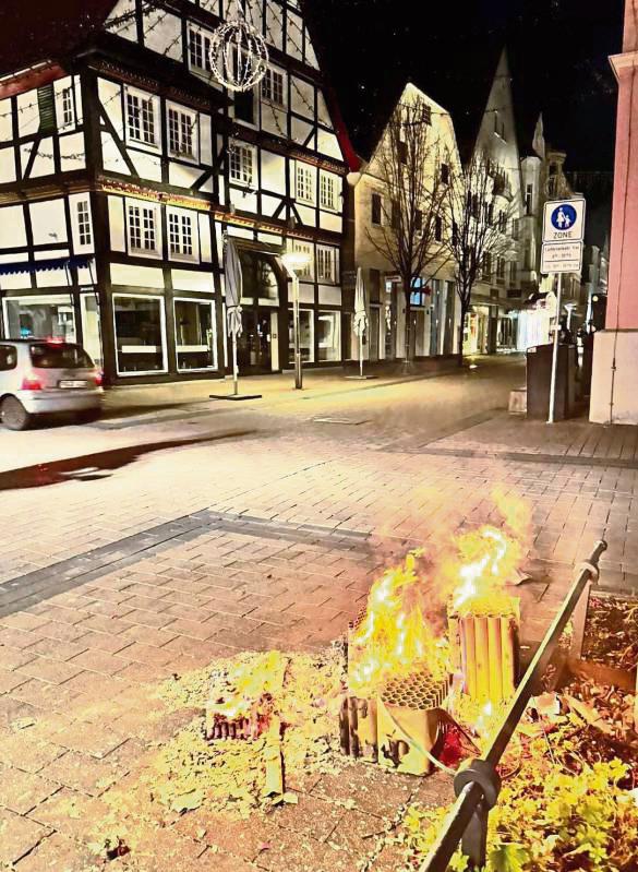 Bei den meisten Feuern handelte es sich um kleinere Brände - wie hier in der Lippstädter Fußgängerzone. Foto: Feuerwehr Lippstadt