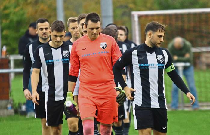 Ob die Rüthener am Samstag im Pokal-Viertelfinale gegen Titelverteidiger Hörste/Garfeln auflaufen, entscheidet sich erst am Morgen nach einer Platzbesichtigung. Foto: Wiegand