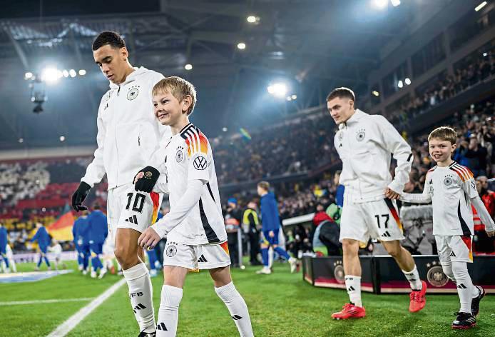 Vincent Ewert ist in Freiburg mit Jamal Musiala eingelaufen. Ein Video von den beiden geht gerade viral. Foto: Alexander Scheuber/Getty Images für Volkswagen