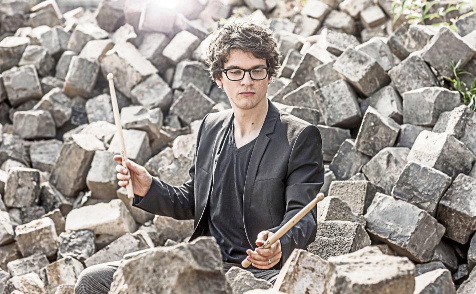 Johannes Fischer klöppelt auf allem Möglichen rum. Im Lippstädter Stadttheater sind es Marimba und Vibraphon, die der preisgekrönte Schlagzeuger bedient. Foto: Breuer