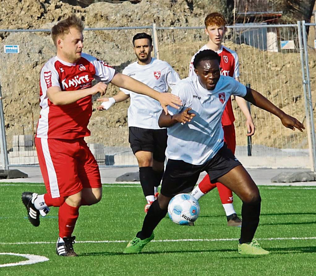 Im ersten Pflichtspiel auf dem neuen Erwitter Kunstrasenplatz trennten sich Gastgeber Westfalia und der SV Bad Waldliesborn (in Rot) im Kellerduell mit 1:1. Foto: Wiegand