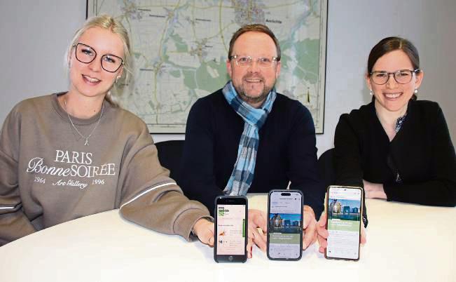 Nina Görlich, Bürgermeister Alfred Schmidt und Julia Redder (v.l.) freuen sich über den gelungenen Facebook- und Instagram-Start der Gemeinde Anröchte. Foto: Meschede